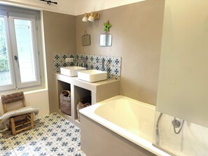 Bathroom - Village house in the heart of Puyricard with swimming pool (Aix-en-Provence)