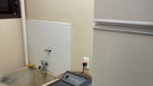 Ein kleines Badezimmer mit Waschbecken, Spiegel und Toilette.