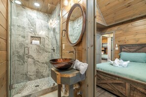 Hair dryer, towels - *Gorgeous 3BD+LOFT | Pool + Hot Tub + Near TOWN* (Sevierville)