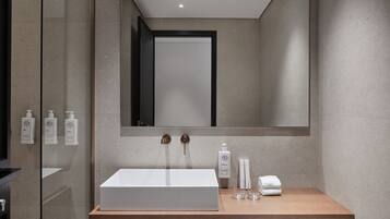 Junior-Suite | Badezimmer | Dusche, Haartrockner, Hausschuhe, HandtĂŒcher