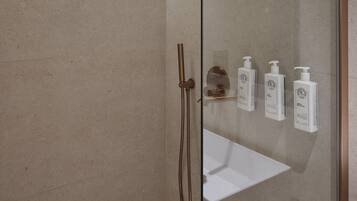 Junior Suite | Bathroom | Shower, hair dryer, slippers, towels