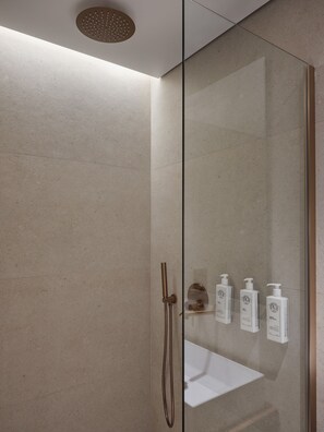 Suite júnior | Bany | Dutxa, assecador de cabells, sabatilles i tovalloles 