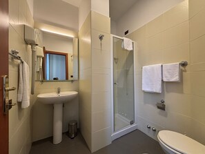 Chambre Économique, vue ville | Salle de bain | Douche, articles de toilette gratuits, sèche-cheveux
