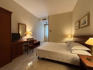 Chambre Économique, vue ville | Bureau, espace de travail pour ordinateur portable, Wi-Fi gratuit