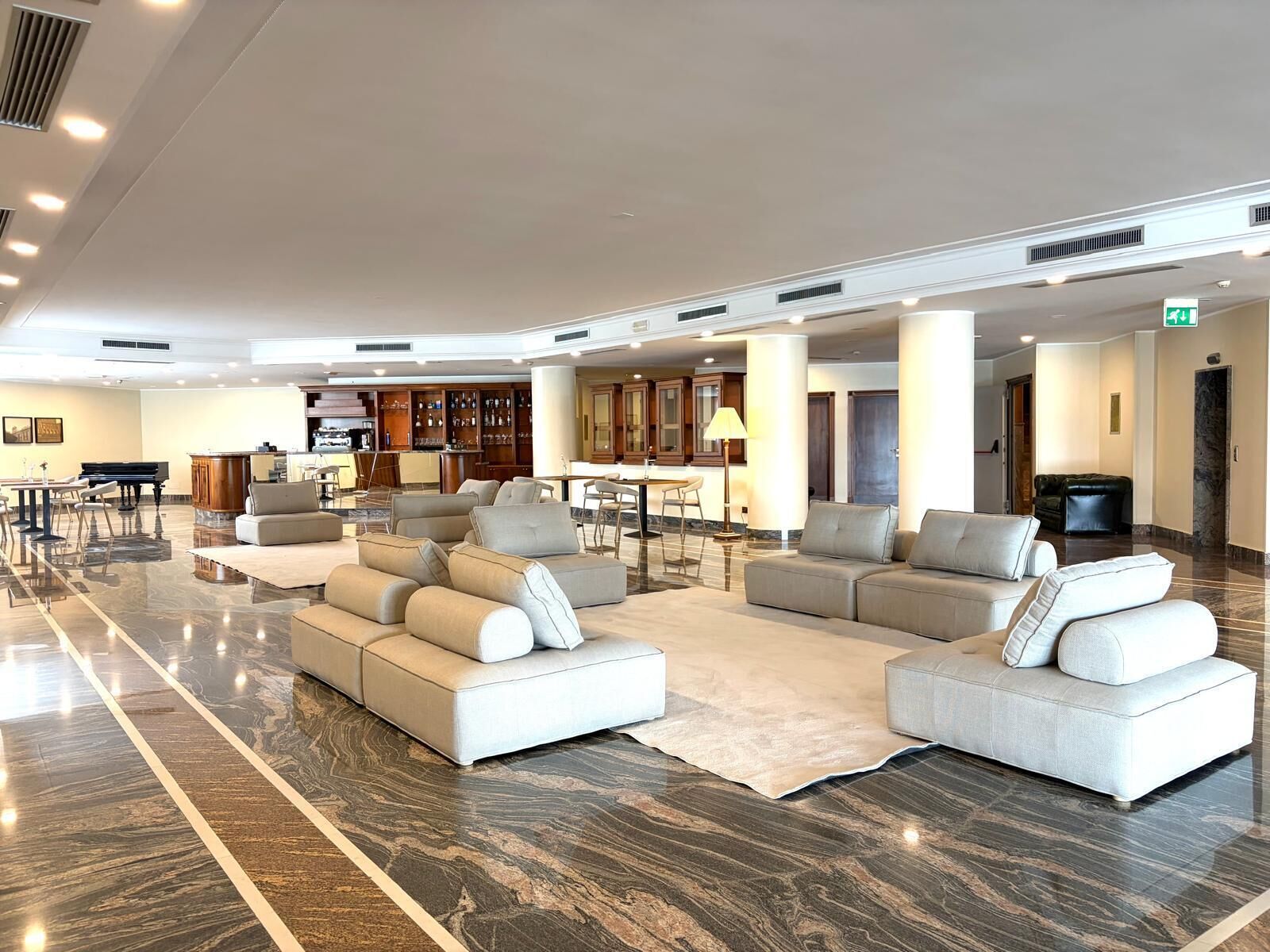 2 Bars/Lounges