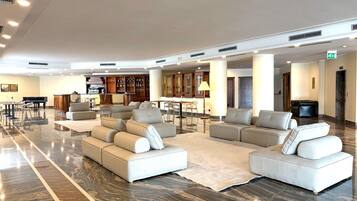2 Bars/Lounges