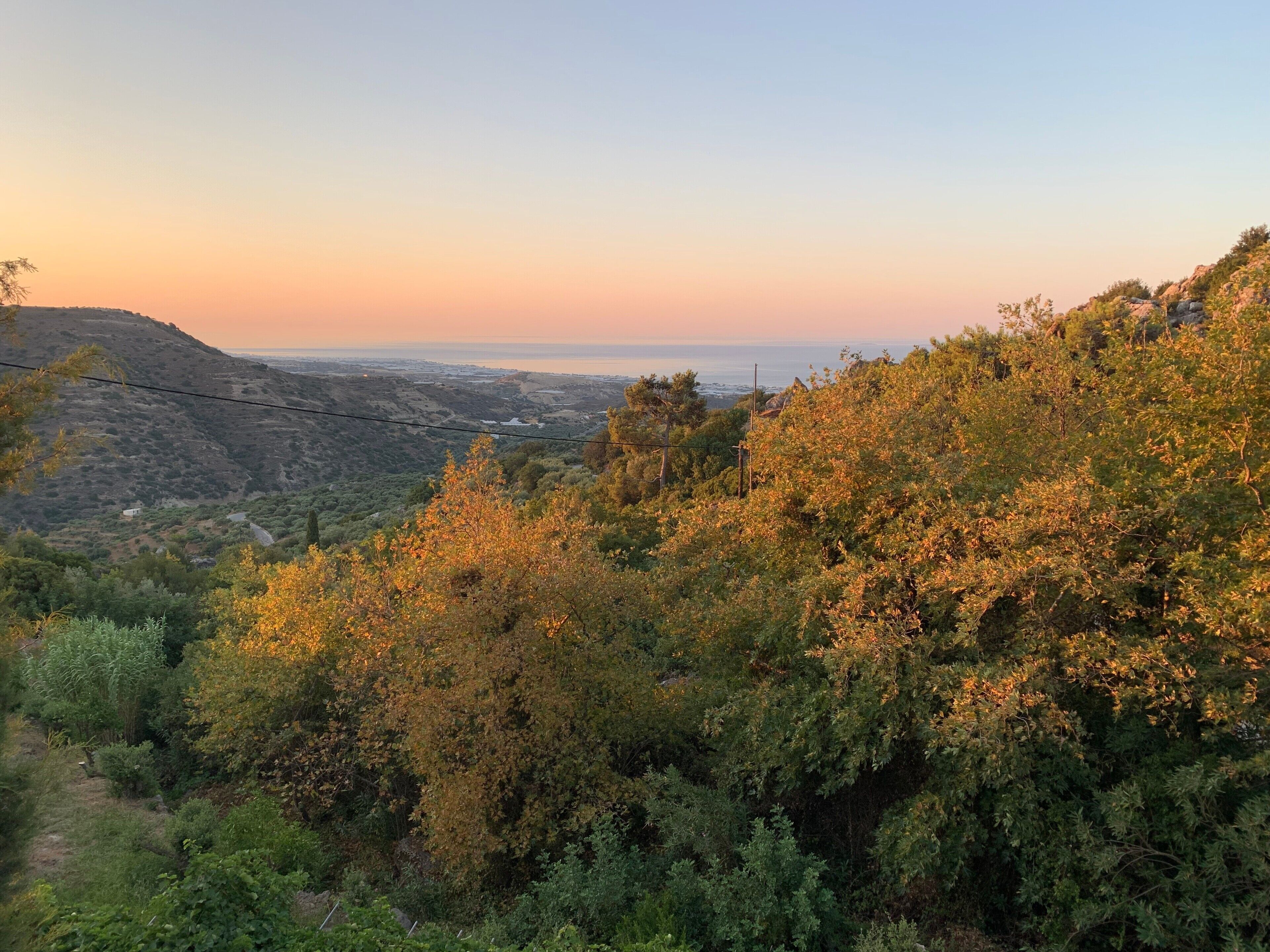 Un paisaje montañoso con vegetación densa y una vista despejada del horizonte.