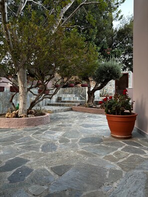 Property grounds - Holiday Home 'Elis Studio Luxury Apartment' with Air Conditioning (ΙΕΡΑΠΕΤΡΑ)