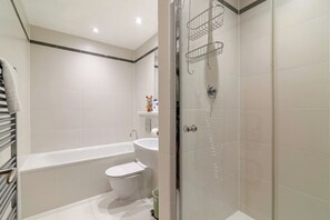 Secadora de cabello, toallas, jabón, papel de baño 