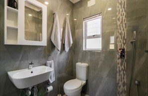 Haartrockner, Handtücher, Seife, Toilettenpapier