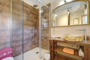 Shower, hair dryer, towels - Maison des papillons Daglan – Spacious Family Home with Pool in Village Center (Daglan)