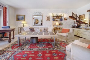 TV, fireplace, ping pong - Maison des papillons Daglan – Spacious Family Home with Pool in Village Center (Daglan)