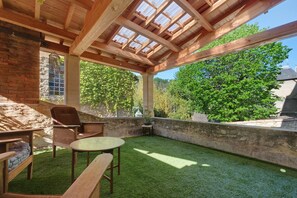 Terrace/patio - Maison des papillons Daglan – Spacious Family Home with Pool in Village Center (Daglan)