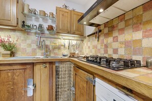 Fridge, microwave, oven, stovetop - Maison des papillons Daglan – Spacious Family Home with Pool in Village Center (Daglan)