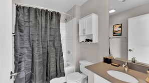 Hair dryer, towels, soap, toilet paper - 2-bedroom condo in charming Fort Worth with AC and fitness room (Fort Worth)