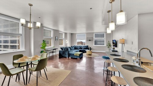 2-bedroom condo in charming Fort Worth with AC and fitness room