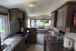 Fridge, microwave, oven, electric kettle - Charming Holiday Caravan – Your Perfect Getaway! (Newquay)