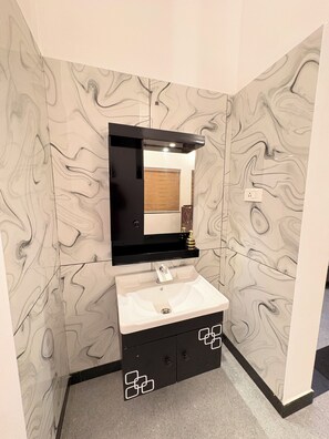 Regadera, toallas, jabón, papel de baño 