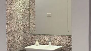 Dusche, HandtĂŒcher, Seife, Toilettenpapier