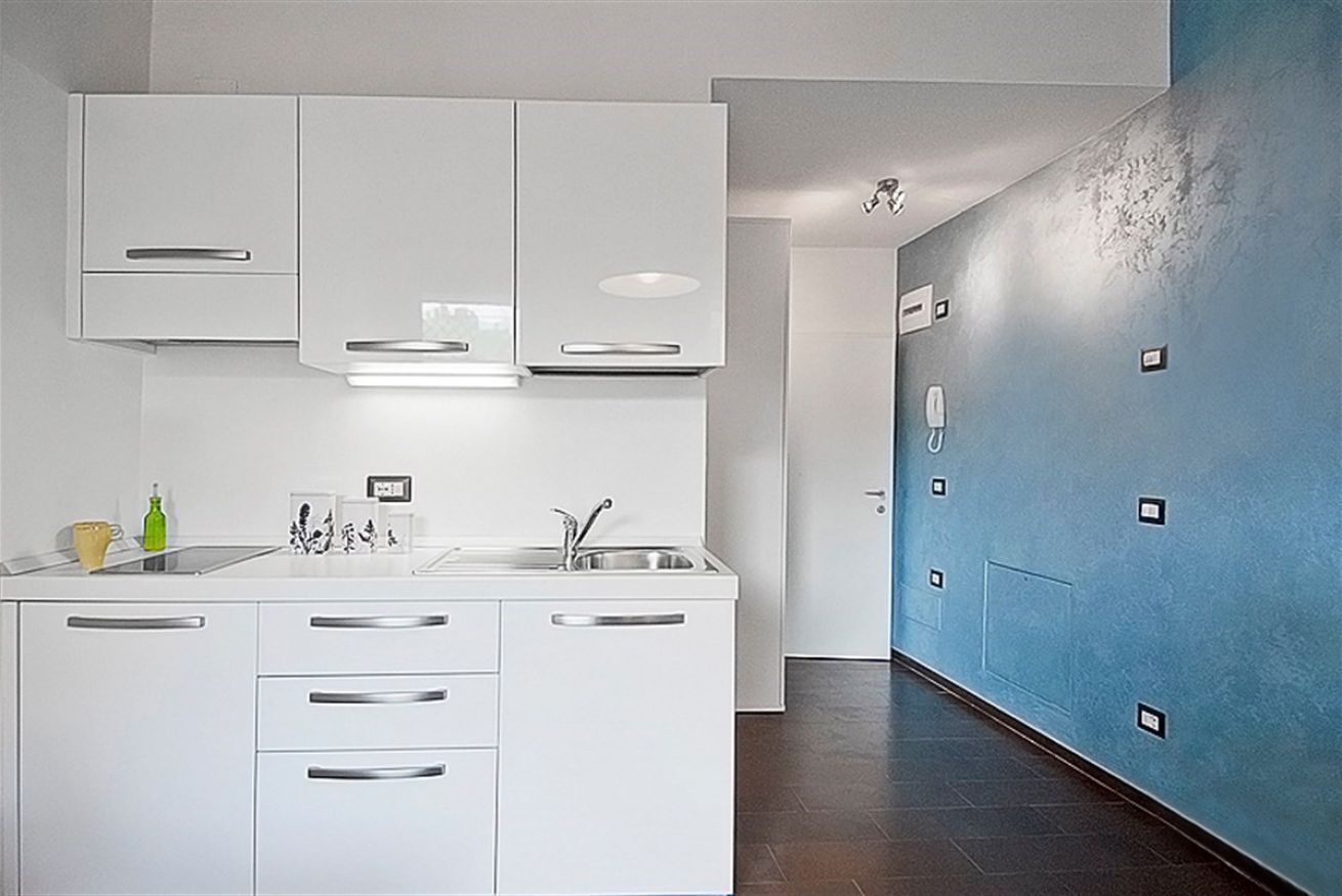 Een koelkast, een kookplaat