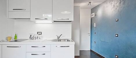 Een koelkast, een kookplaat