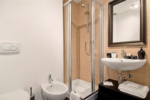 Shower, hair dryer, bidet, towels - Apartments Florence - San Gallo Suite V (Firenze)
