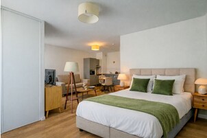Sistema de insonorización, cunas gratuitas, wifi gratis y ropa de cama