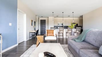 Apartment (2 Bedrooms) | Ruang tamu | 50 inci televisyen dengan digital