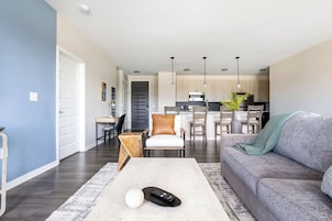 Appartamento (2 Bedrooms) | Area soggiorno | TV 50 pollici con canali digitali