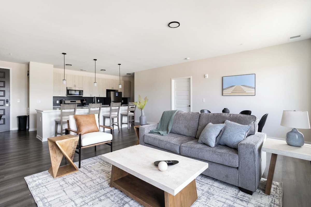 Apartamento (2 Bedrooms) | Área de estar | TV 50 polegadas com canais digitais