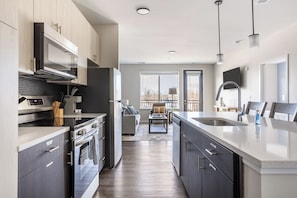 Apartment (1 Bedroom) | Private kitchen | Fridge, microwave, oven, stovetop - Landing Furnished Apartments Near Northside (Indianapolis)
