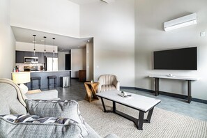 Appartement (1 Bedroom) | Woonruimte | Een 50-inch smart-tv met digitale zenders