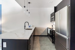 Appartement (1 Bedroom) | Privékeuken | Een koelkast, een magnetron, een oven, een kookplaat