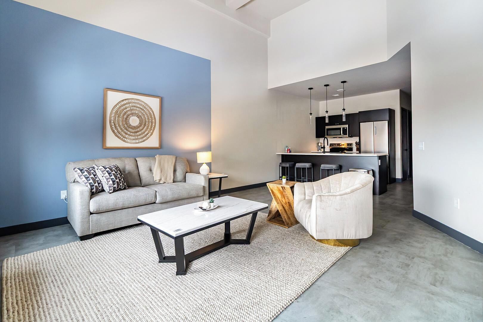 Appartement (1 Bedroom) | Woonruimte | Een 50-inch smart-tv met digitale zenders