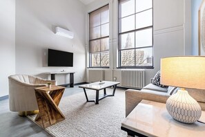 Appartement (1 Bedroom) | Aire de séjour | Téléviseur connecté de 50 po avec télévision numérique