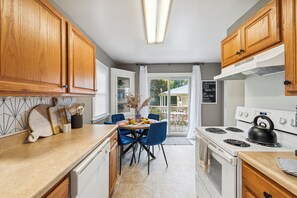 冷蔵庫、電子レンジ、オーブン、コンロ