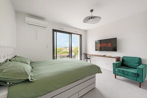 Escritorio, tabla de planchar con plancha, wifi gratis y ropa de cama