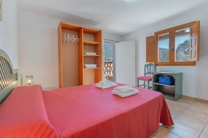 Tabla de planchar con plancha, wifi y ropa de cama 