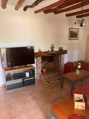 Een televisie en een open haard