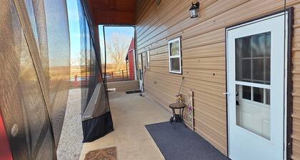 Charming 3 bedroom farmhouse in Centerview, MO. Close to Warrensburg and UCM.