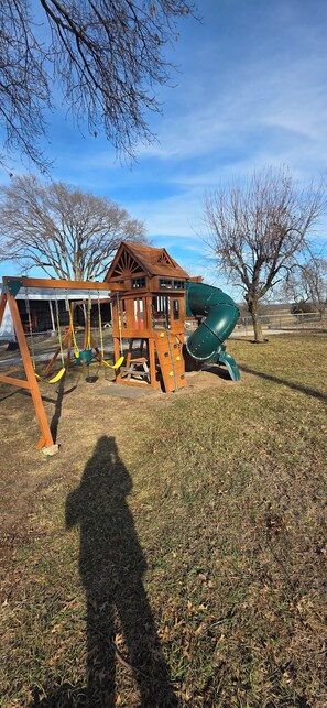 Children’s area - Charming 3 bedroom farmhouse in Centerview, MO.  Close to Warrensburg and UCM. (Centerview)