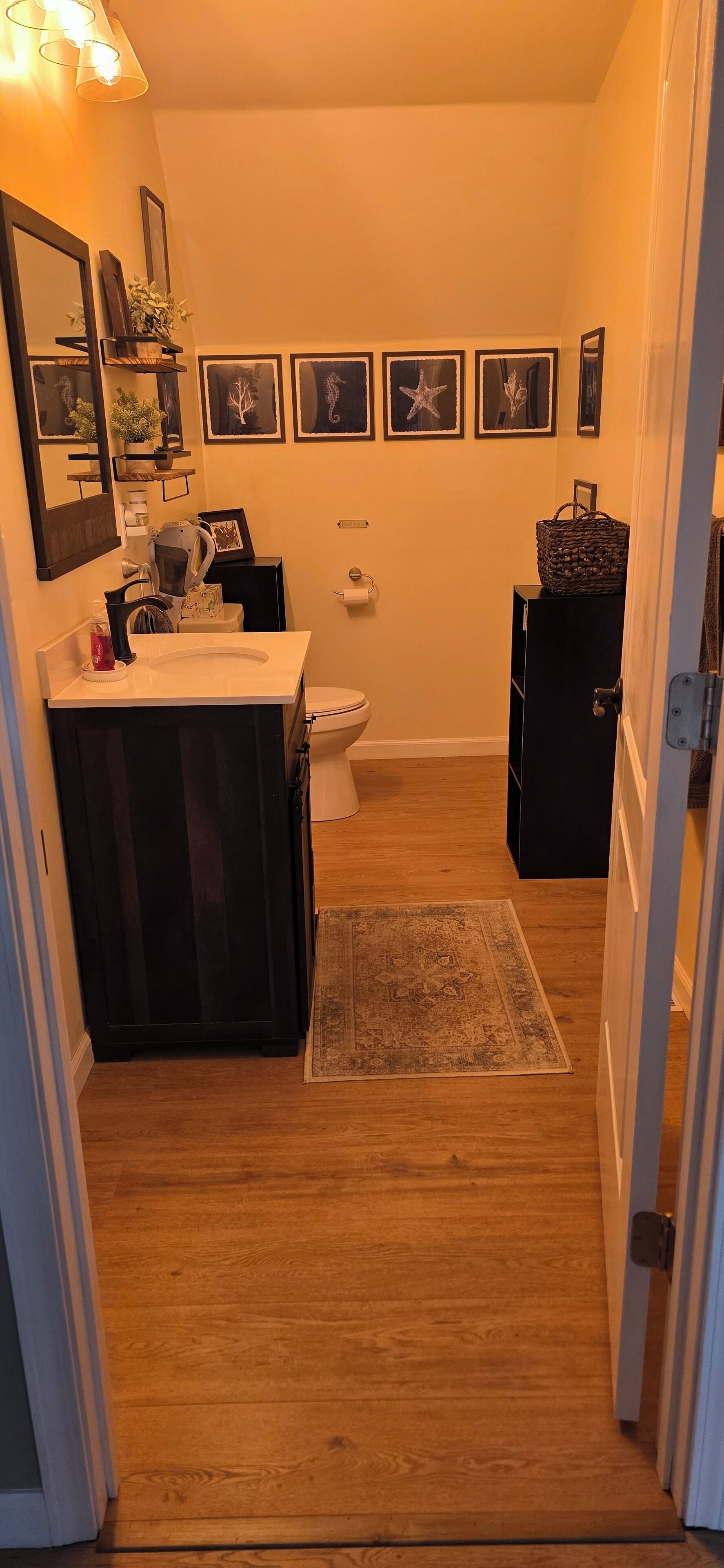 Secador de pelo, toallas, jabón y papel higiénico