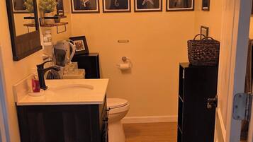 Secador de pelo, toallas, jabón y papel higiénico