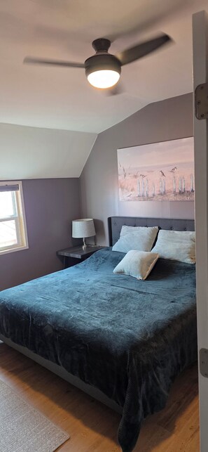 WiFi, bed sheets - Charming 3 bedroom farmhouse in Centerview, MO.  Close to Warrensburg and UCM. (Centerview)