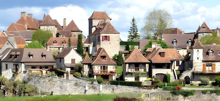 Exterior. Gîte Colette: Holiday Home with Private Terrace and Wi-Fi in Loubressac