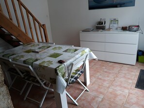 Interior - Gîte Colette: Holiday Home with Private Terrace and Wi-Fi in Loubressac (Loubressac)