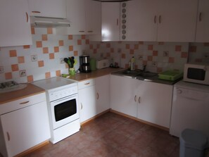 Fridge, microwave, oven, stovetop - Gîte Colette: Holiday Home with Private Terrace and Wi-Fi in Loubressac (Loubressac)