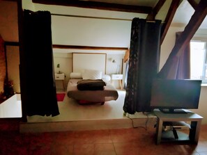 1 bedroom, iron/ironing board, WiFi - Gîte Colette: Holiday Home with Private Terrace and Wi-Fi in Loubressac (Loubressac)