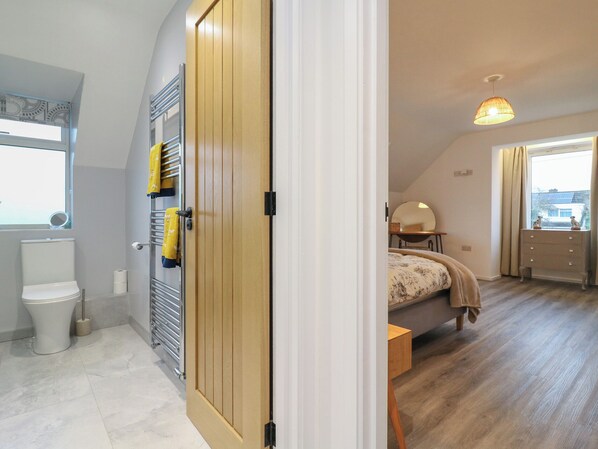 1 Schlafzimmer, individuell dekoriert, individuell eingerichtet