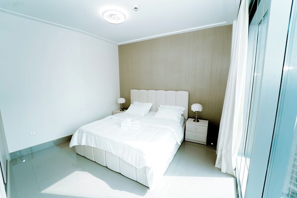 Silitysrauta/-lauta, Wi-Fi, vuodevaatteet